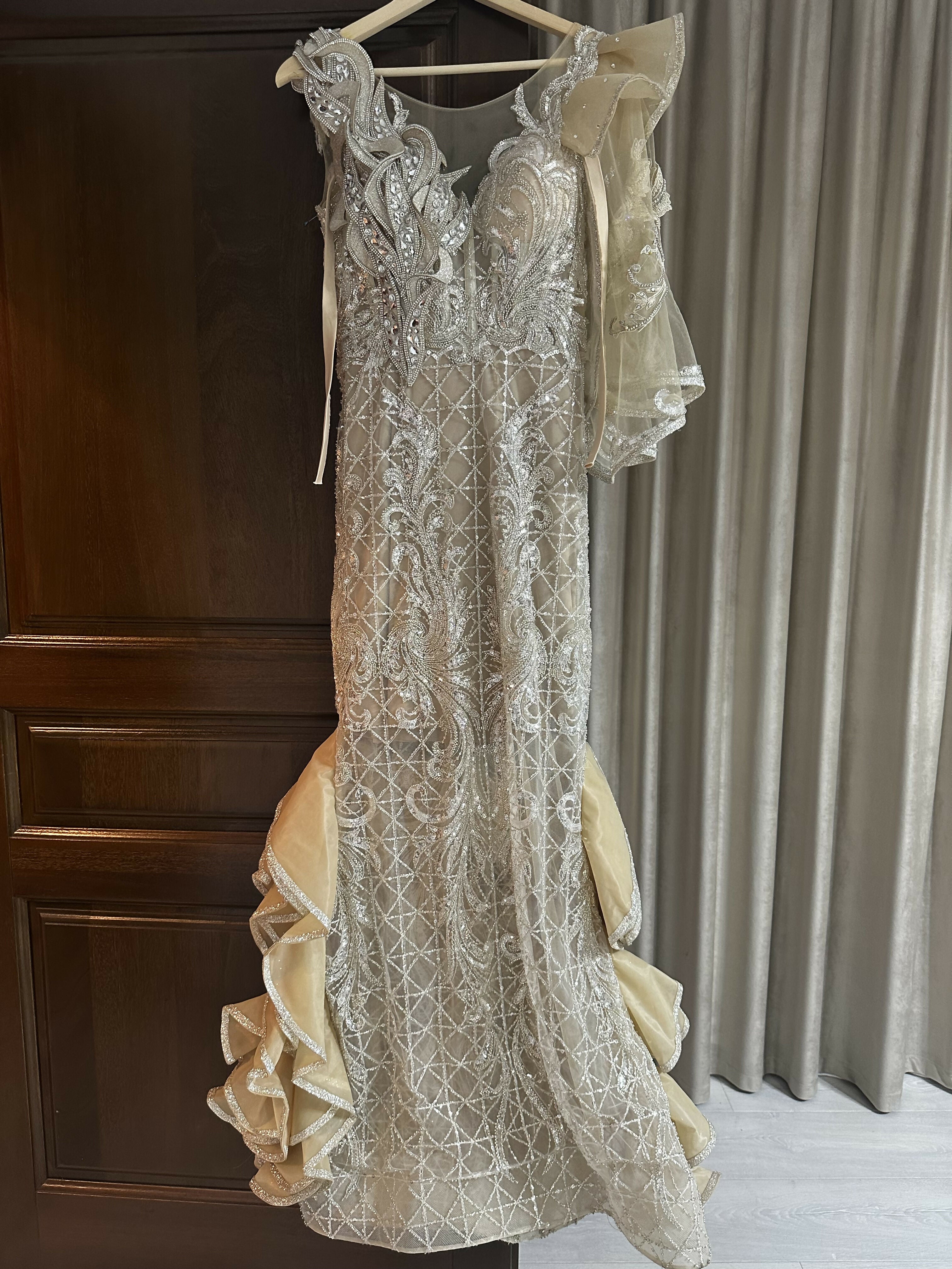INCHIRIERERochie de seară, elegantă, cu trenă detașabilă. Mărimea 38