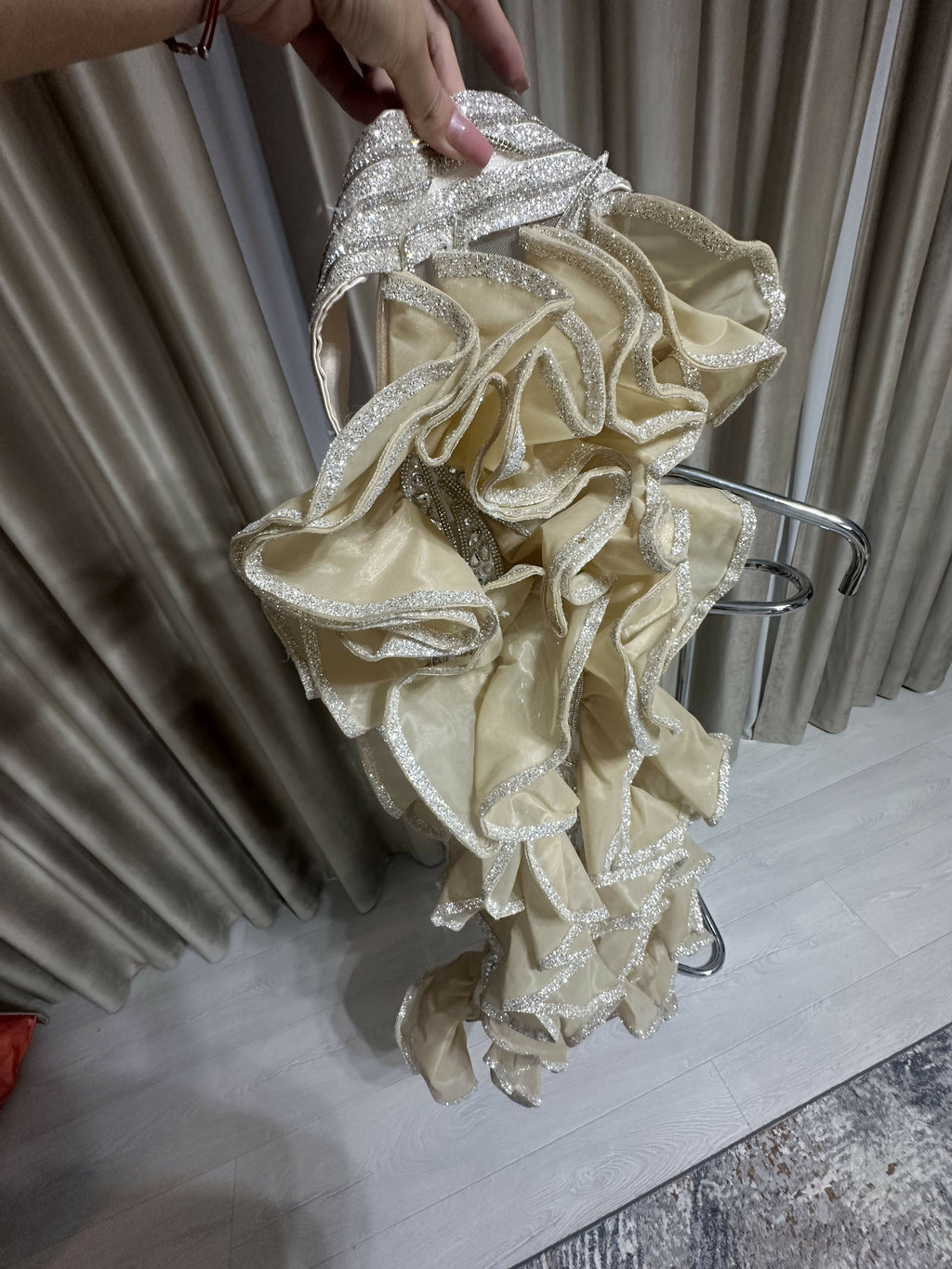 INCHIRIERERochie de seară, elegantă, cu trenă detașabilă. Mărimea 38