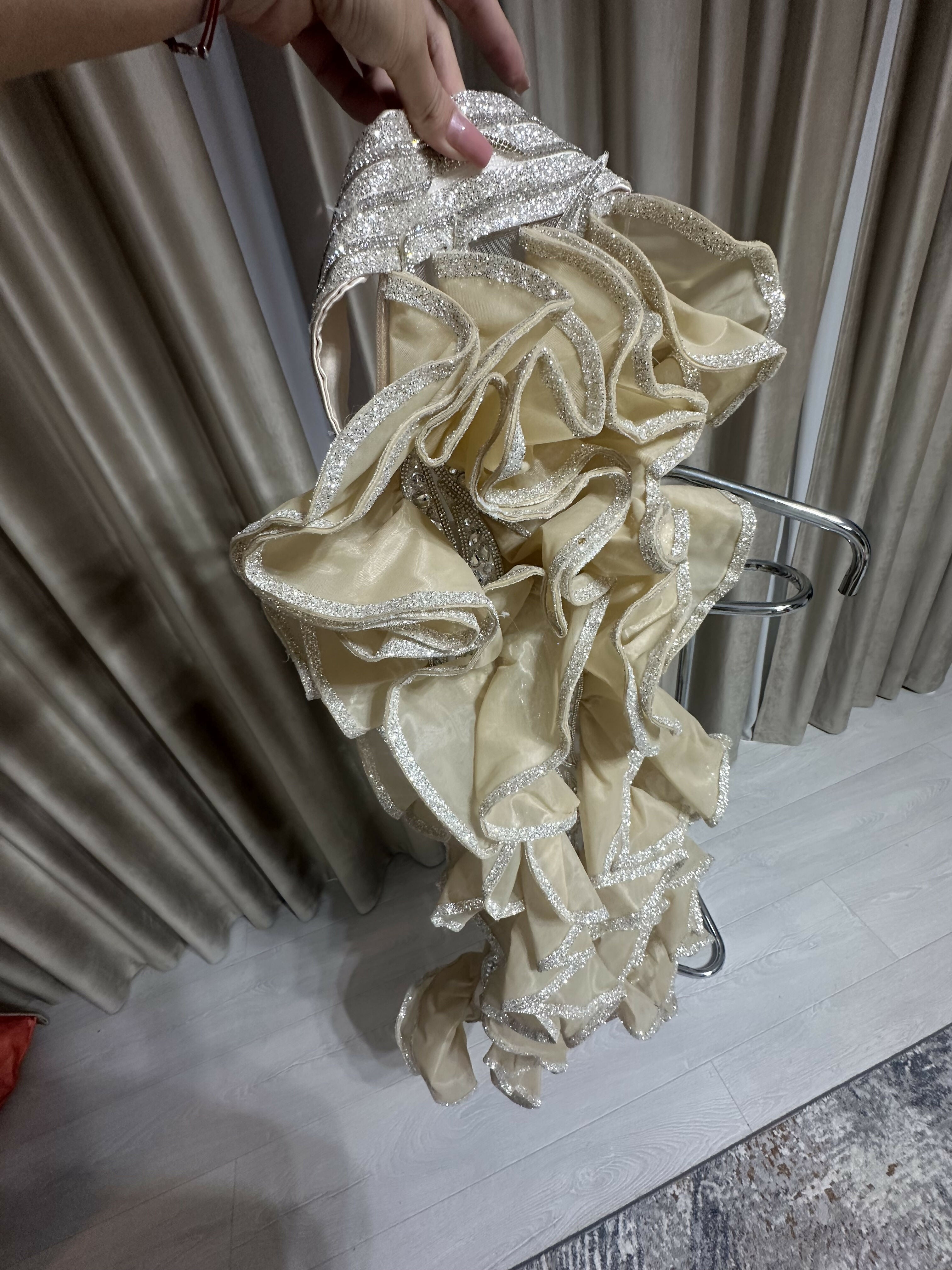INCHIRIERERochie de seară, elegantă, cu trenă detașabilă. Mărimea 38